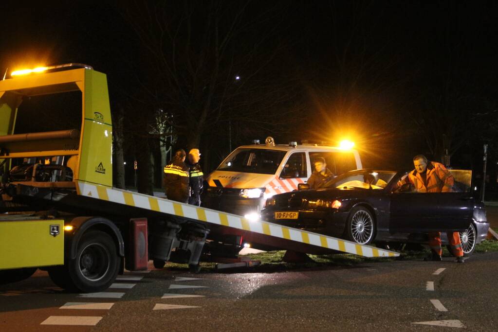 Auto vliegt uit de bocht op rotonde