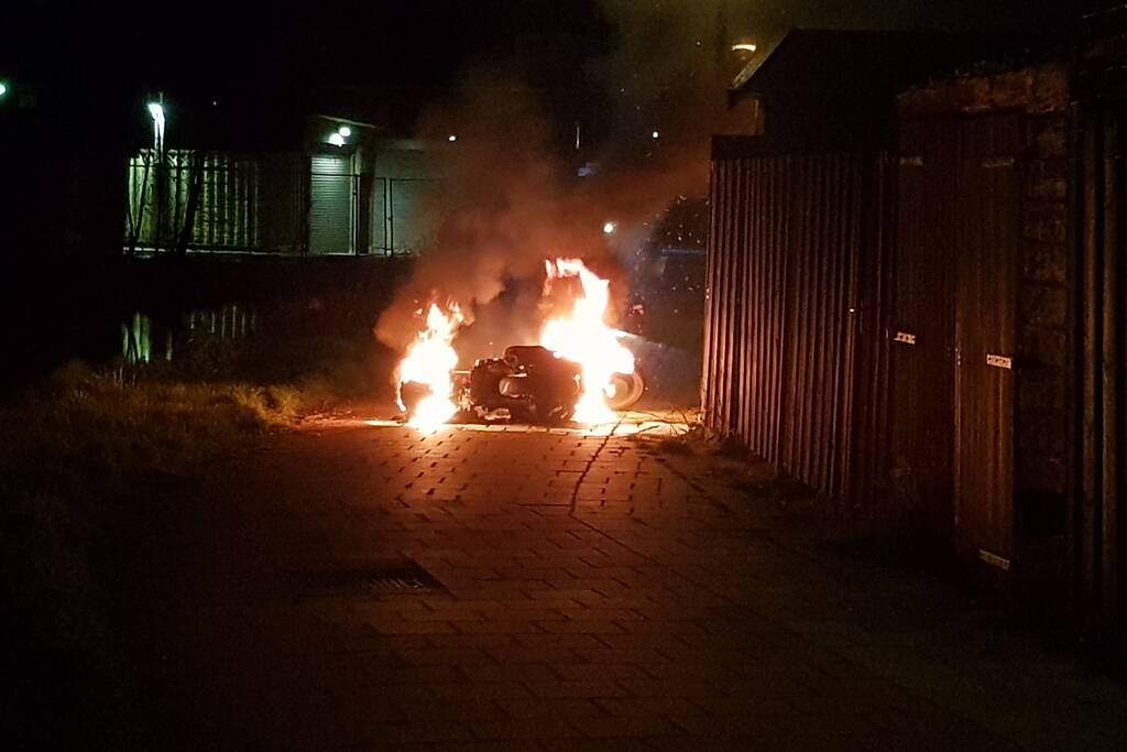 Scooter gaat in vlammen op