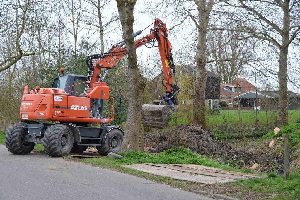 Mobiele graafmachine vliegt in brand bij werkzaamheden