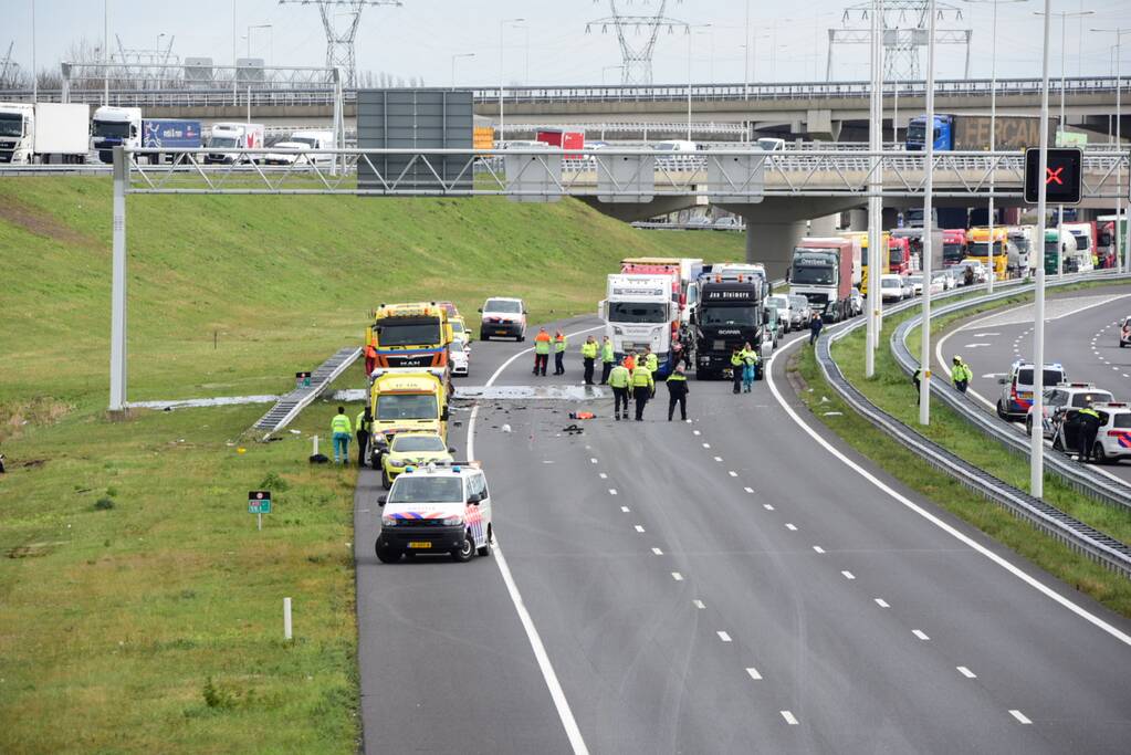 Snelweg afgesloten na ongeval met twee vrachtwagens