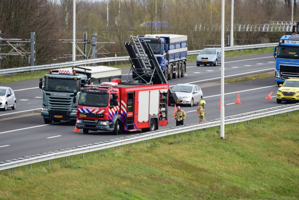 Snelweg afgesloten na ongeval met twee vrachtwagens