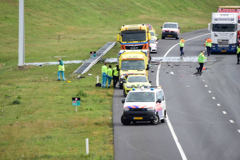 Snelweg afgesloten na ongeval met twee vrachtwagens