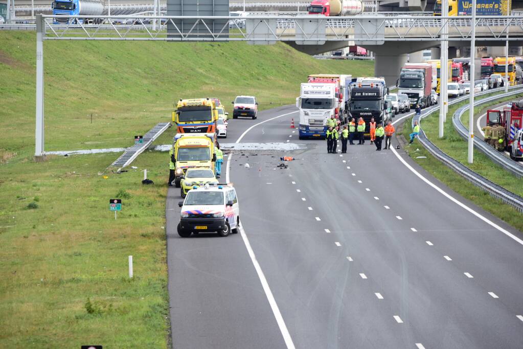 Snelweg afgesloten na ongeval met twee vrachtwagens