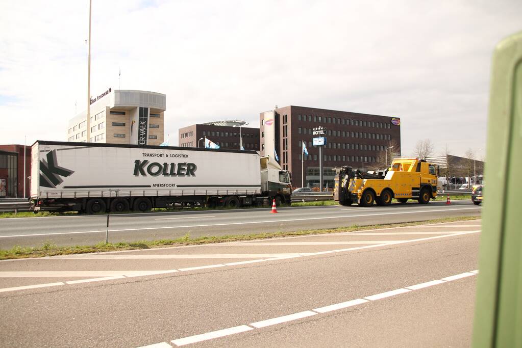 Vrachtwagen botst op vangrail