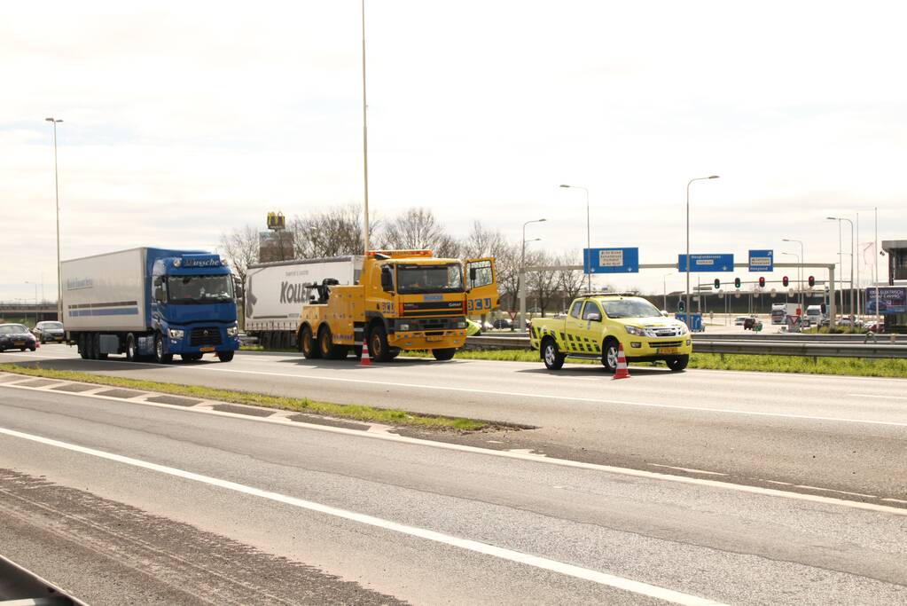 Vrachtwagen botst op vangrail