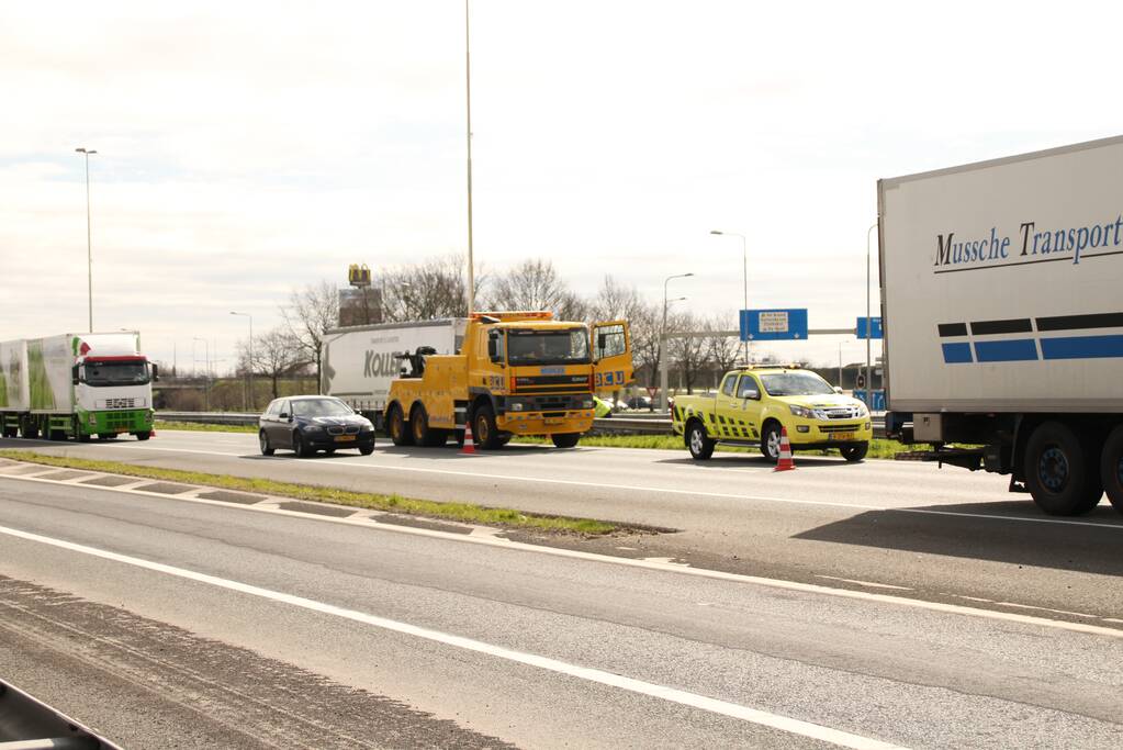 Vrachtwagen botst op vangrail