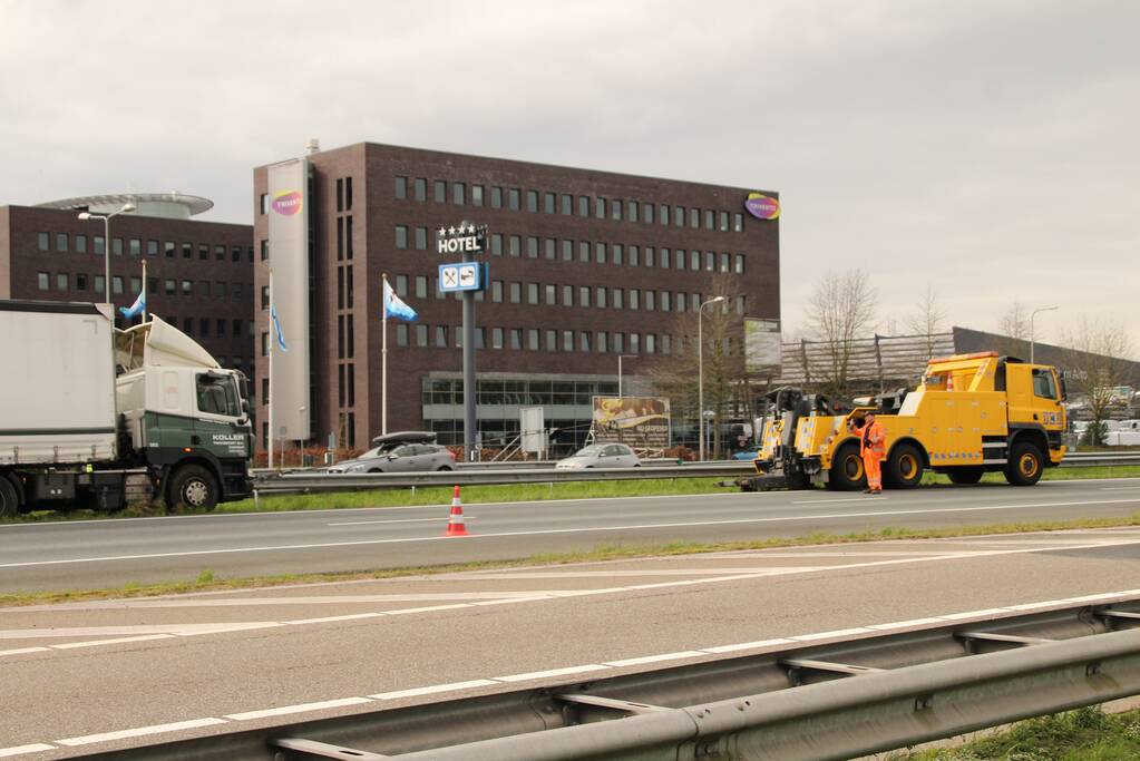 Vrachtwagen botst op vangrail