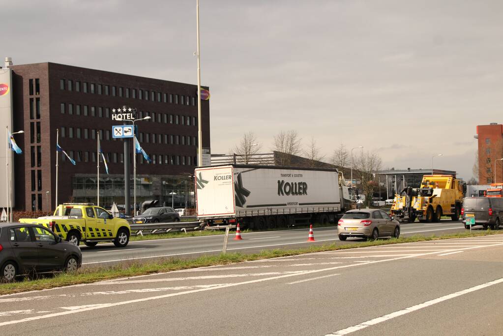 Vrachtwagen botst op vangrail