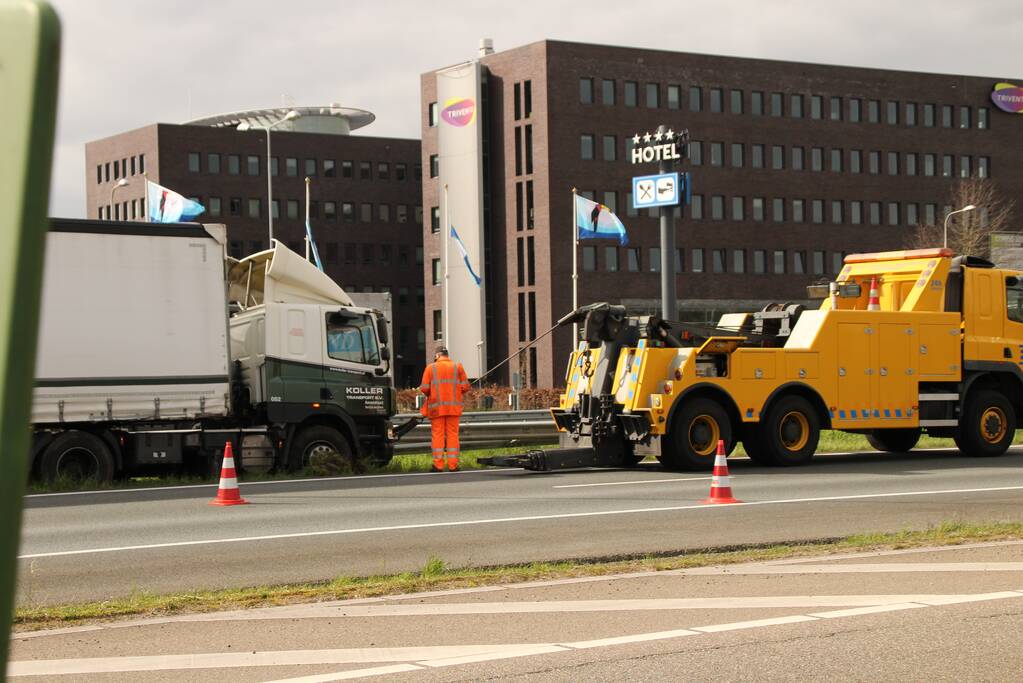 Vrachtwagen botst op vangrail
