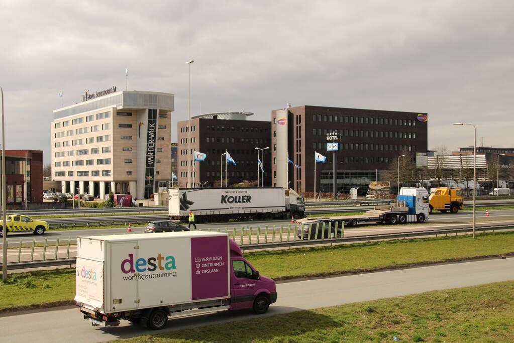 Vrachtwagen botst op vangrail
