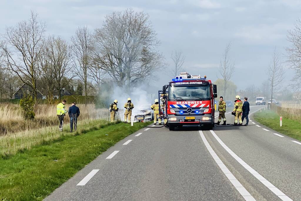 Audi vliegt tijdens rijden spontaan in brand