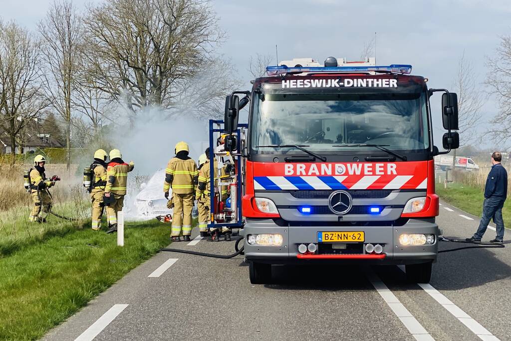 Audi vliegt tijdens rijden spontaan in brand