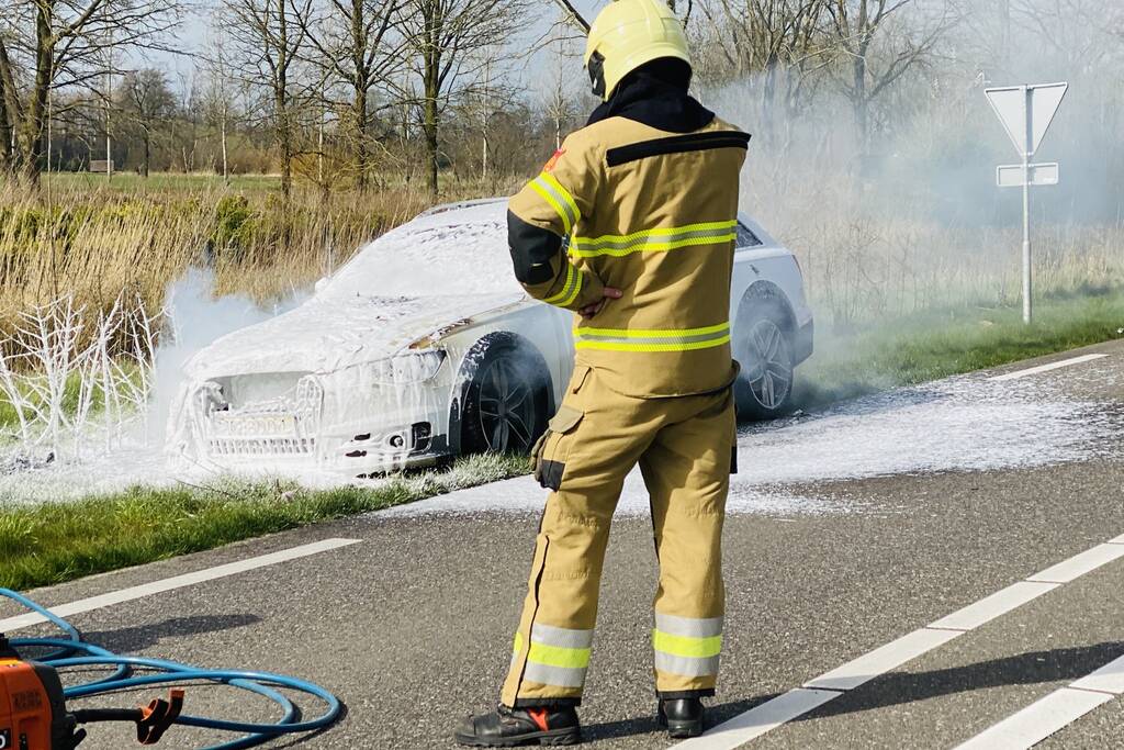 Audi vliegt tijdens rijden spontaan in brand