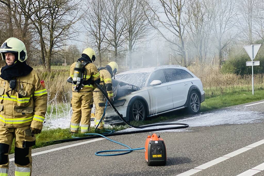 Audi vliegt tijdens rijden spontaan in brand