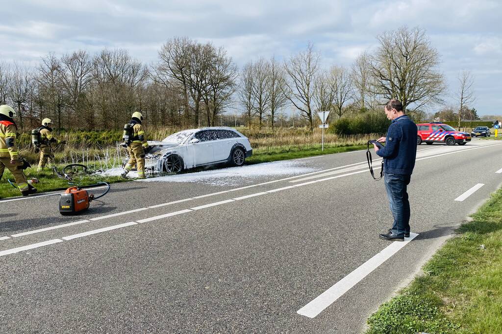 Audi vliegt tijdens rijden spontaan in brand