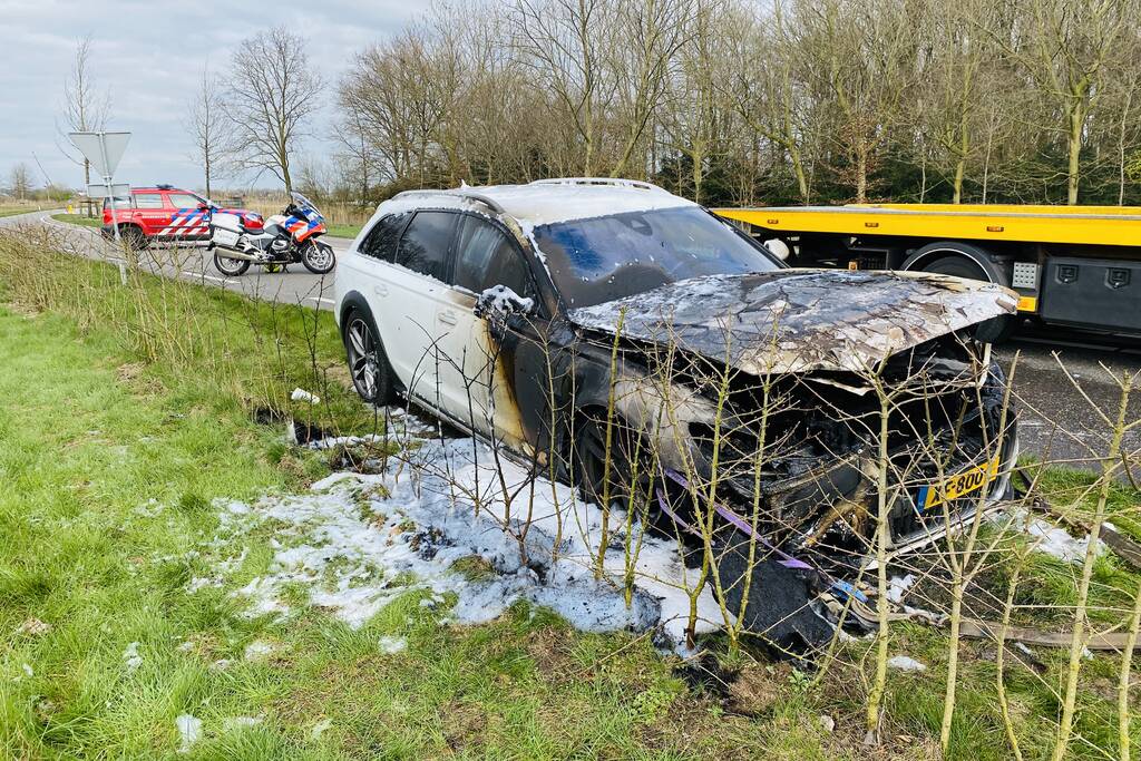Audi vliegt tijdens rijden spontaan in brand