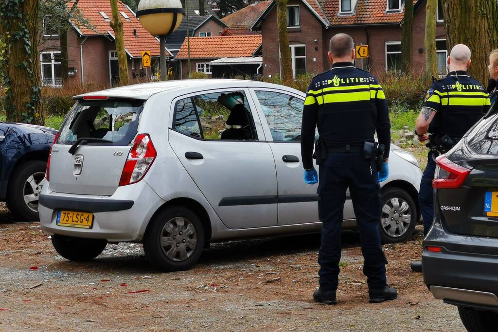 Auto zwaar vernield, persoon gewond