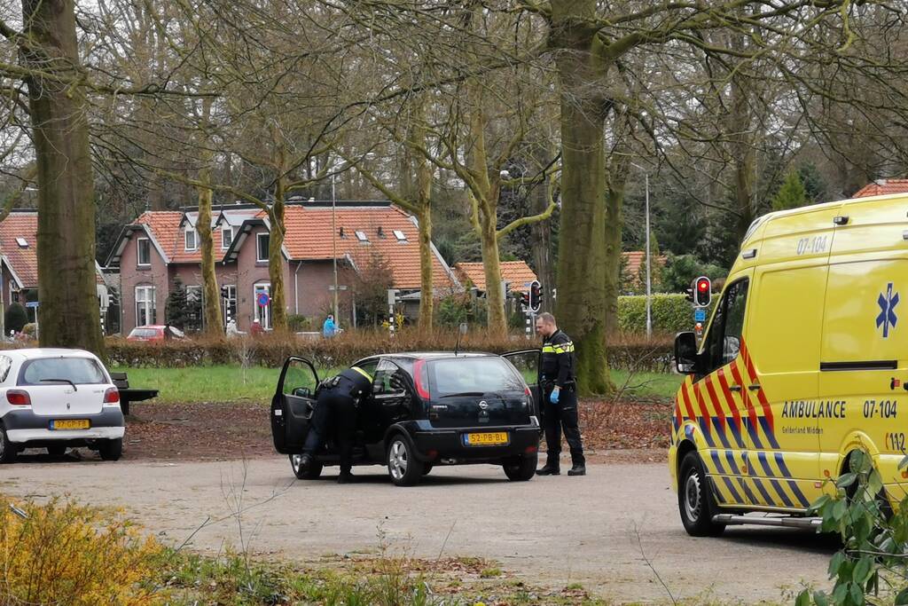 Auto zwaar vernield, persoon gewond