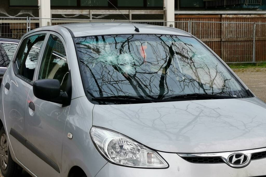 Auto zwaar vernield, persoon gewond