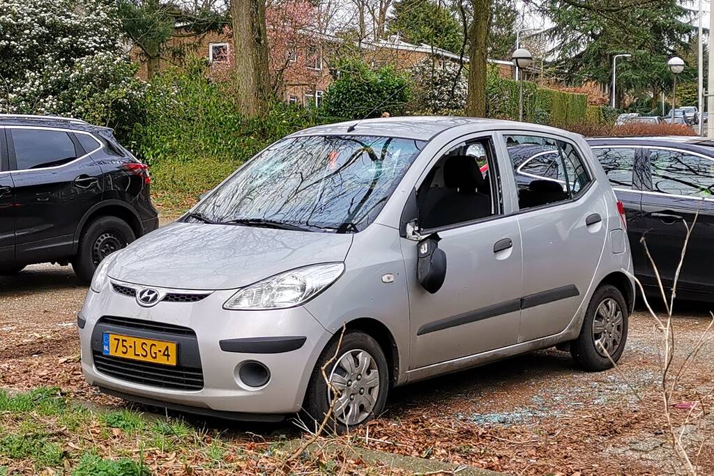 Auto zwaar vernield, persoon gewond