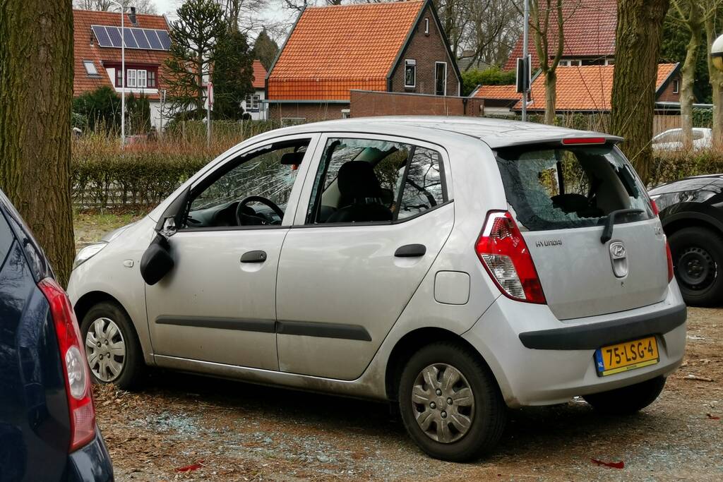 Auto zwaar vernield, persoon gewond