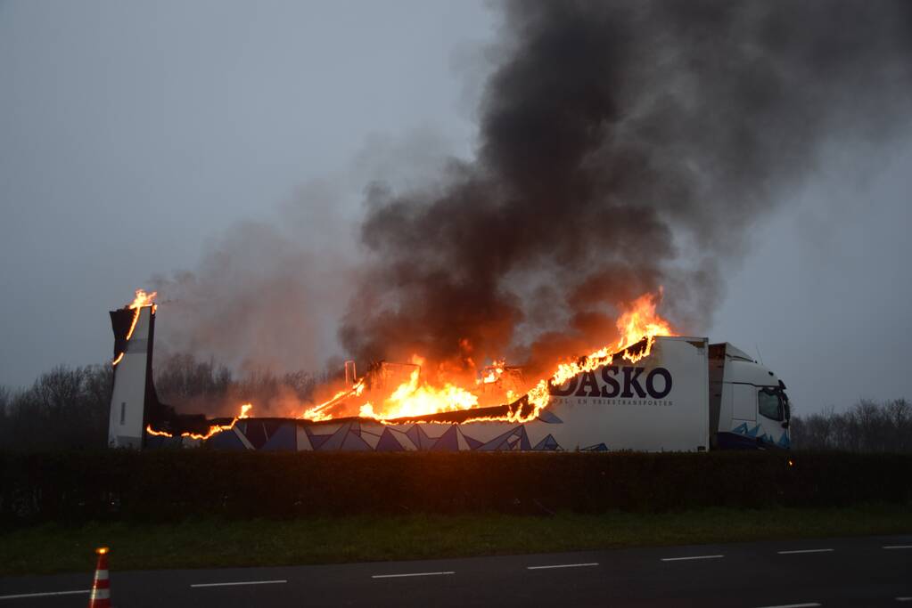 Oplegger volledig uitgebrandt