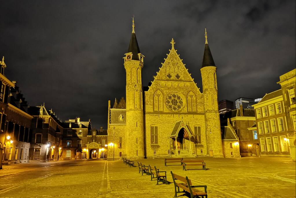 Minister Bruins van Medische Zorg neemt ontslag