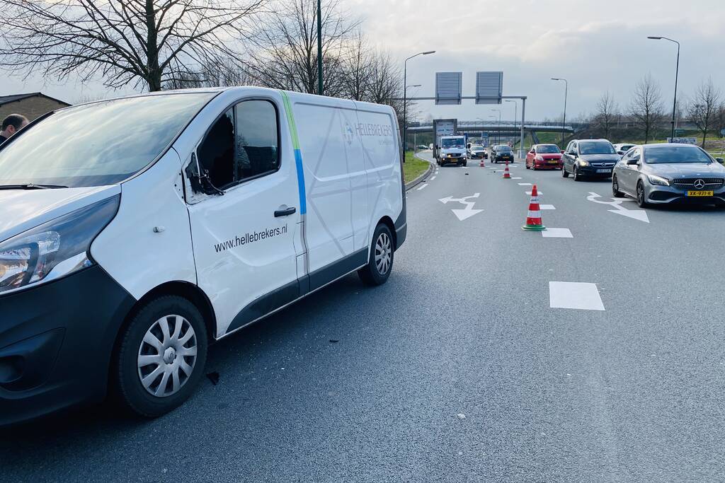 Bestelbussen botsen op elkaar