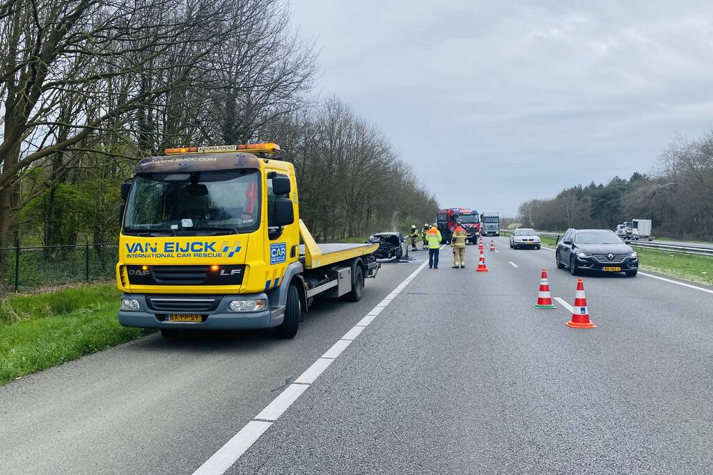 Mercedes sportwagen vliegt tijdens het rijden in brand