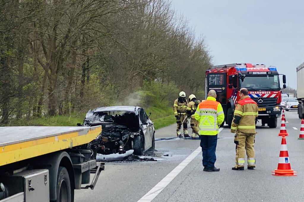 Mercedes sportwagen vliegt tijdens het rijden in brand