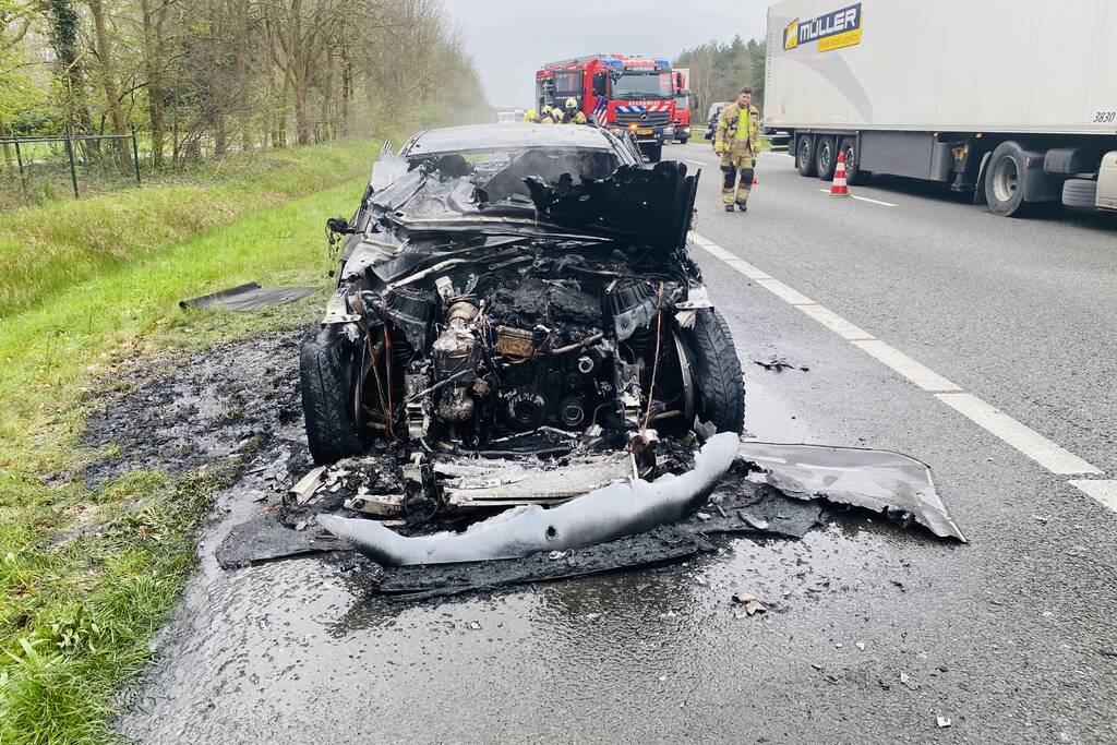 Mercedes sportwagen vliegt tijdens het rijden in brand