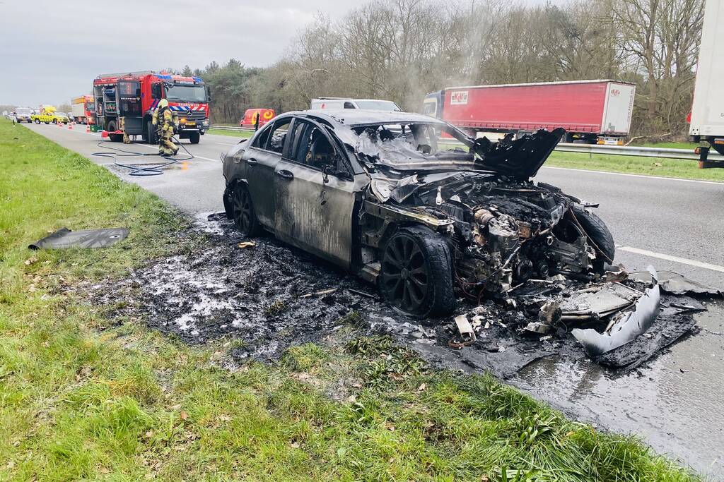 Mercedes sportwagen vliegt tijdens het rijden in brand