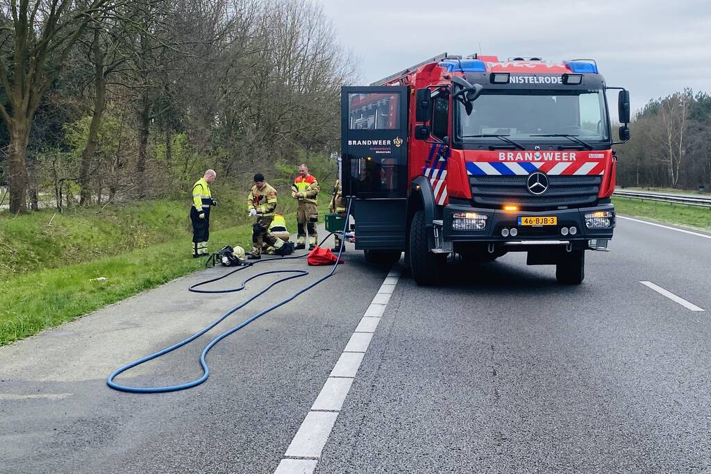 Mercedes sportwagen vliegt tijdens het rijden in brand