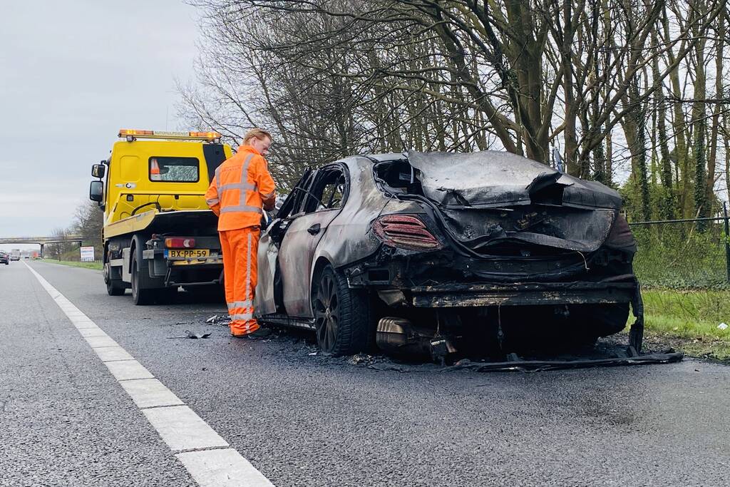 Mercedes sportwagen vliegt tijdens het rijden in brand