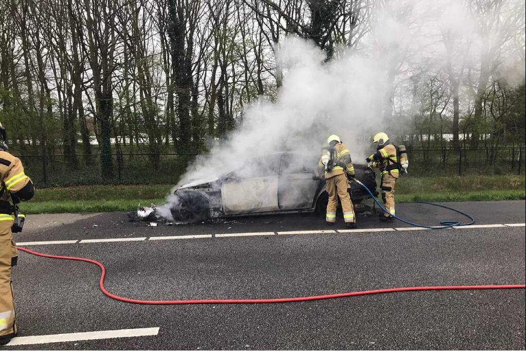 Mercedes sportwagen vliegt tijdens het rijden in brand