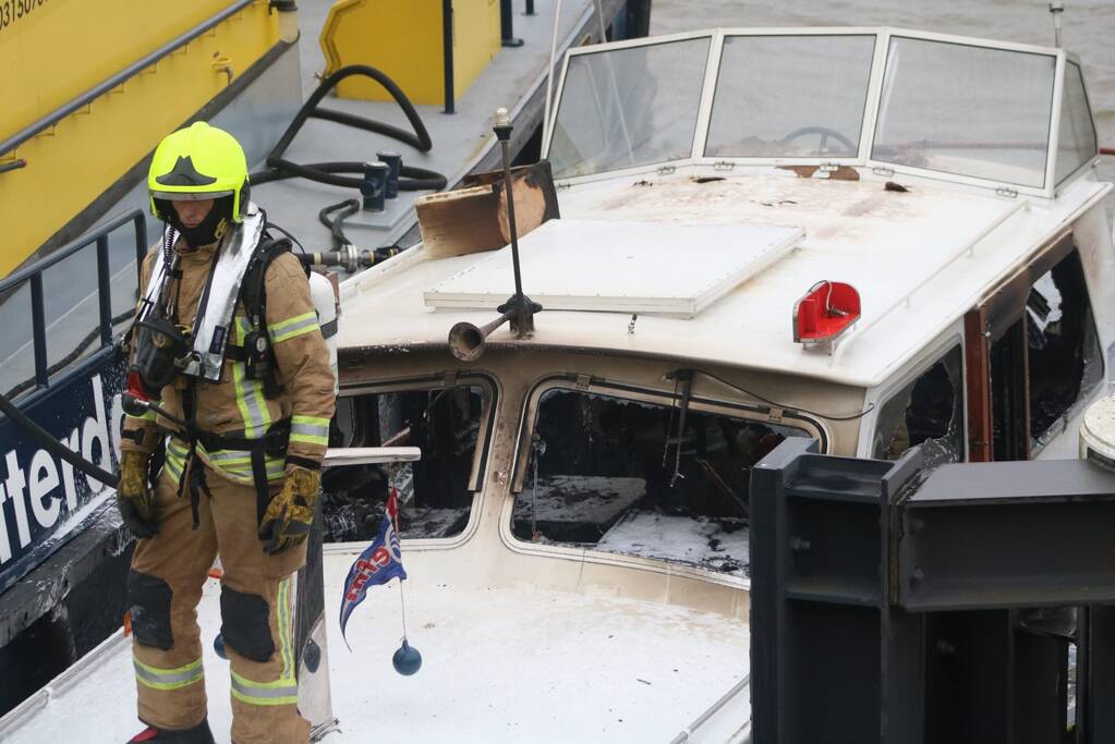 Brand op plezierjacht in haven De Kraanvogel