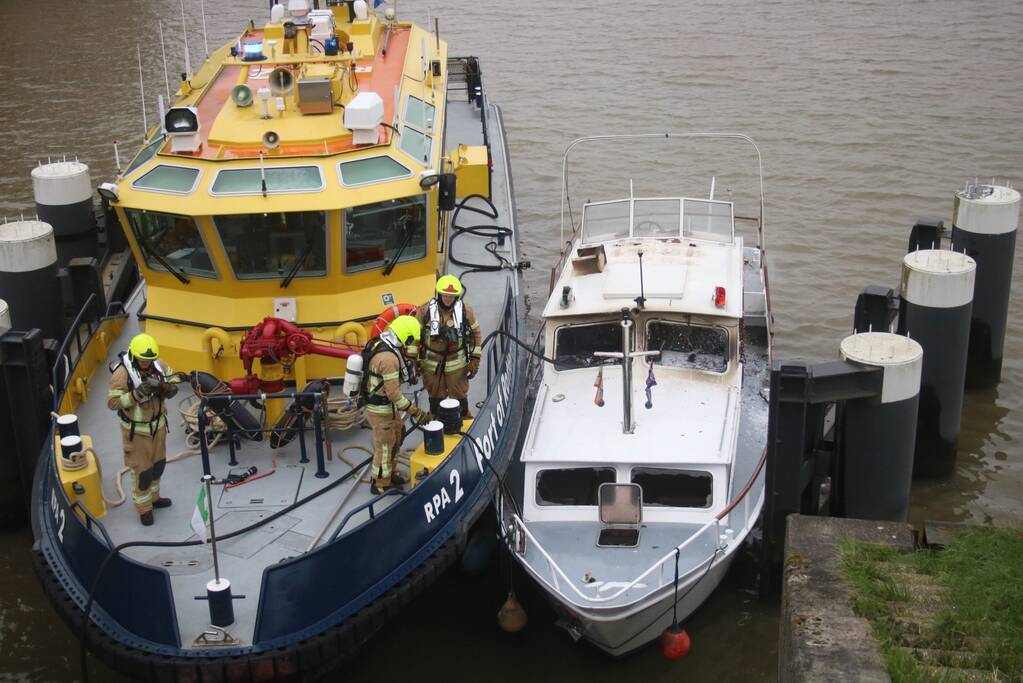 Brand op plezierjacht in haven De Kraanvogel
