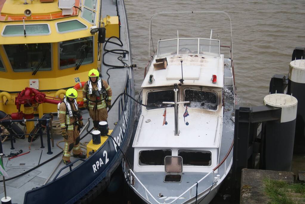 Brand op plezierjacht in haven De Kraanvogel