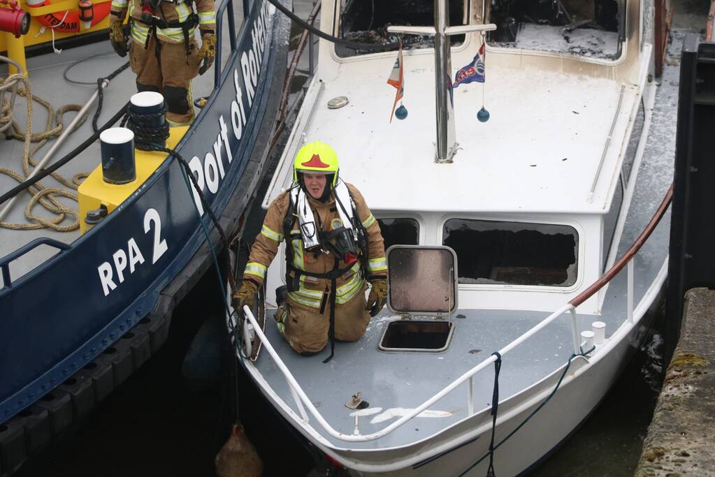 Brand op plezierjacht in haven De Kraanvogel