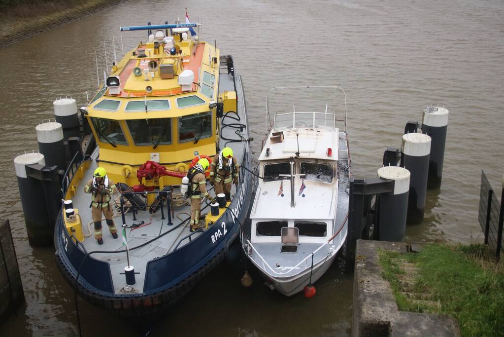 Brand op plezierjacht in haven De Kraanvogel