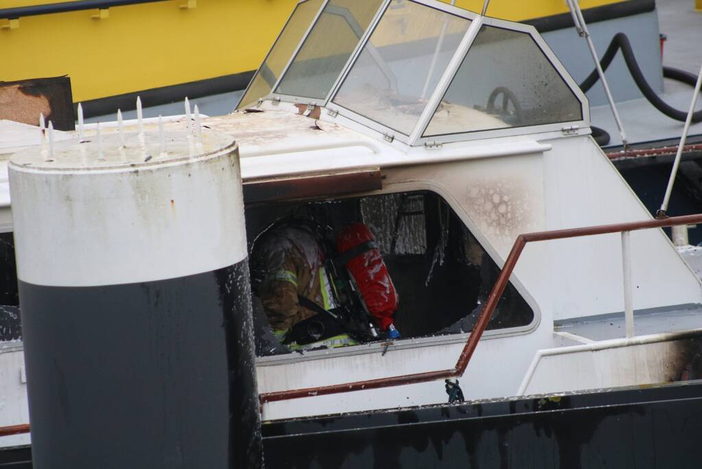 Brand op plezierjacht in haven De Kraanvogel