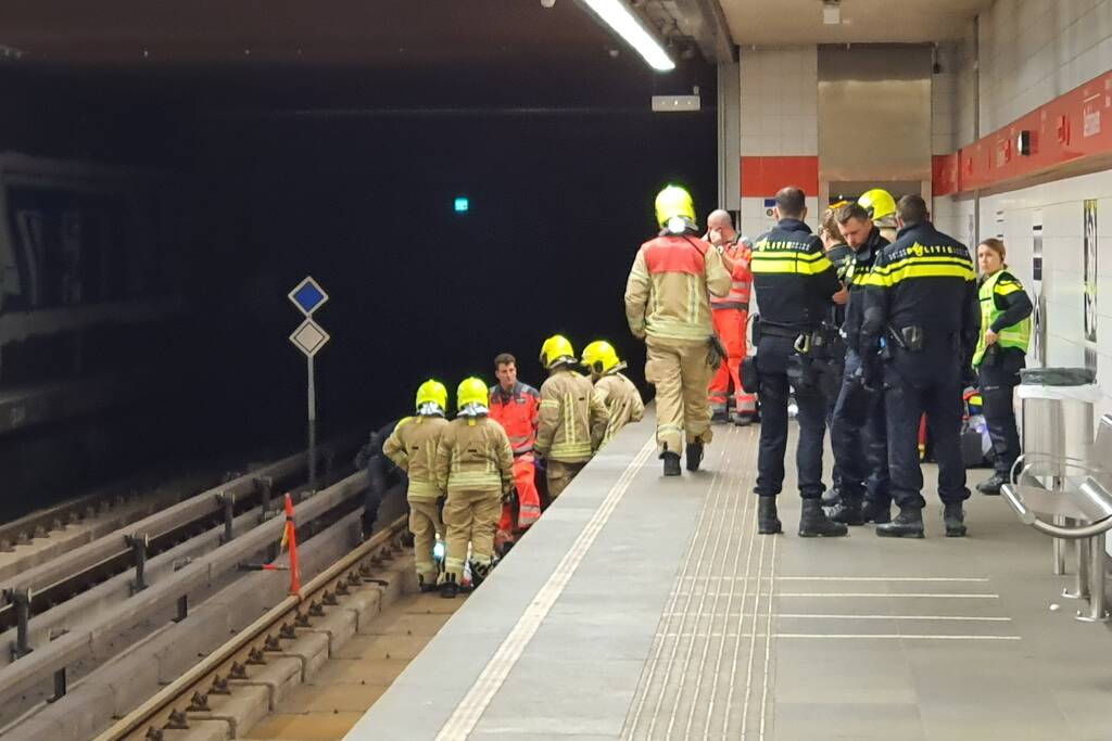 Persoon gewond na val op metrorails