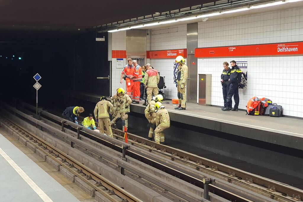 Persoon gewond na val op metrorails