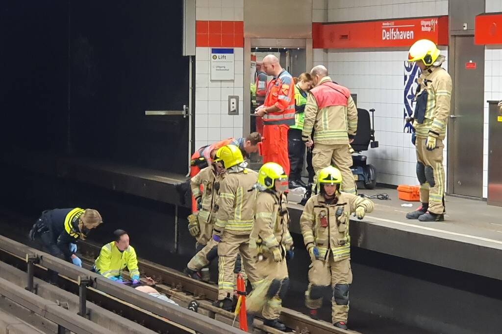 Persoon gewond na val op metrorails