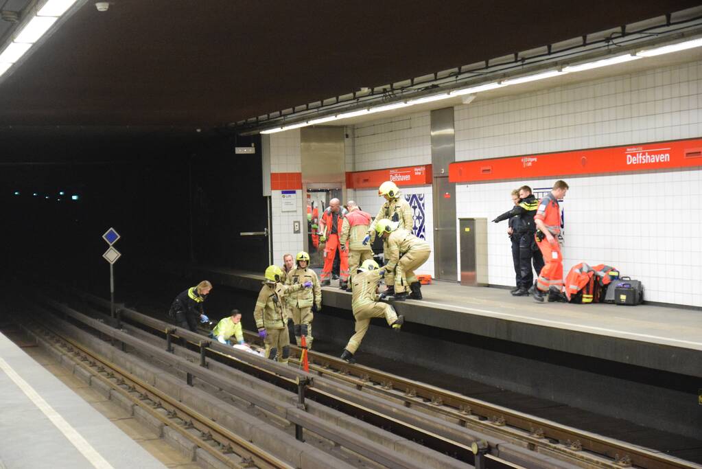 Persoon gewond na val op metrorails