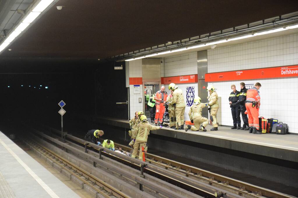 Persoon gewond na val op metrorails