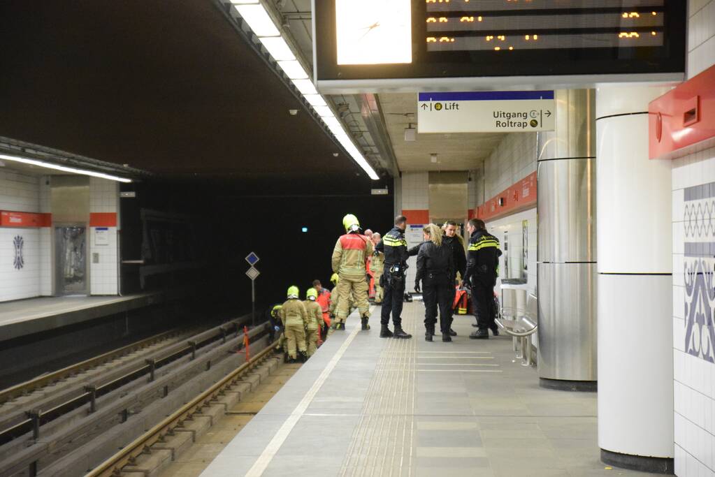 Persoon gewond na val op metrorails