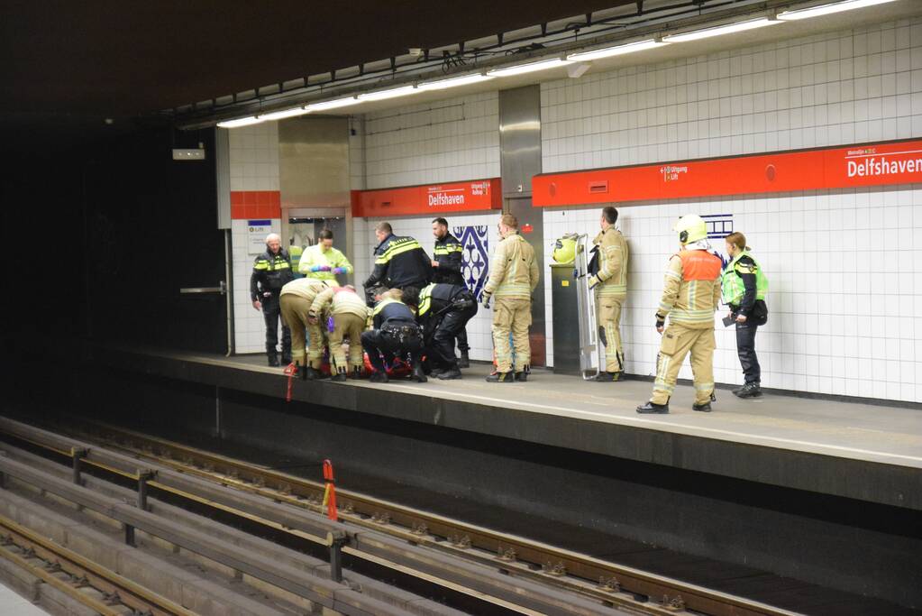 Persoon gewond na val op metrorails