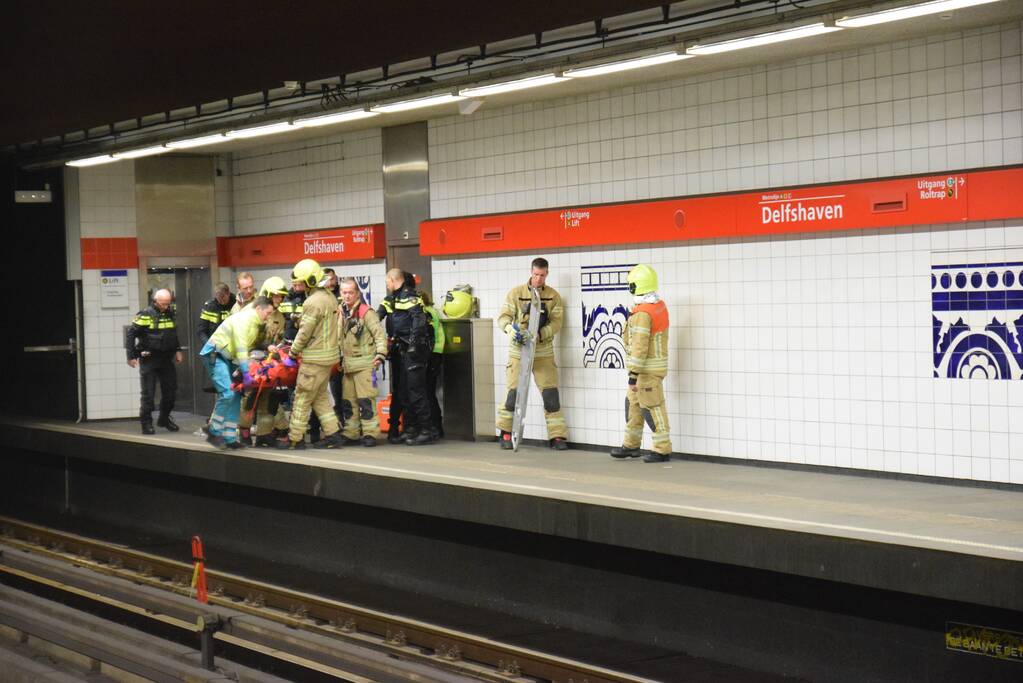 Persoon gewond na val op metrorails
