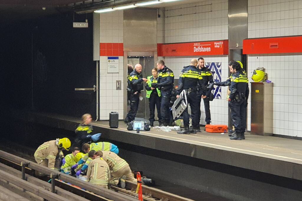 Persoon gewond na val op metrorails
